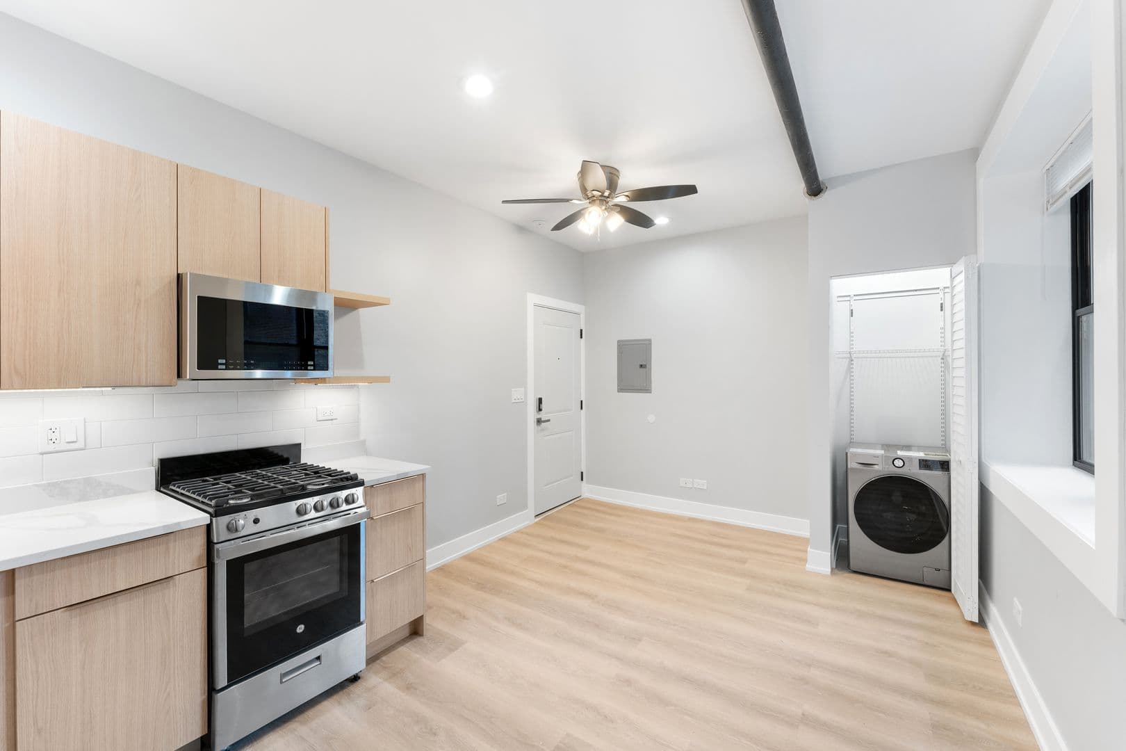 Chicago Apartment: 1546 W Jonquil Terrace