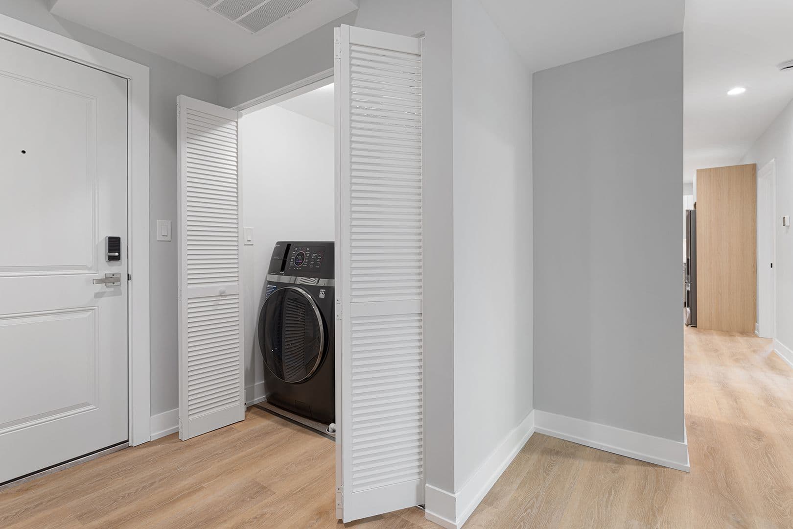Chicago Apartment: 1548-1558.5 W Juneway