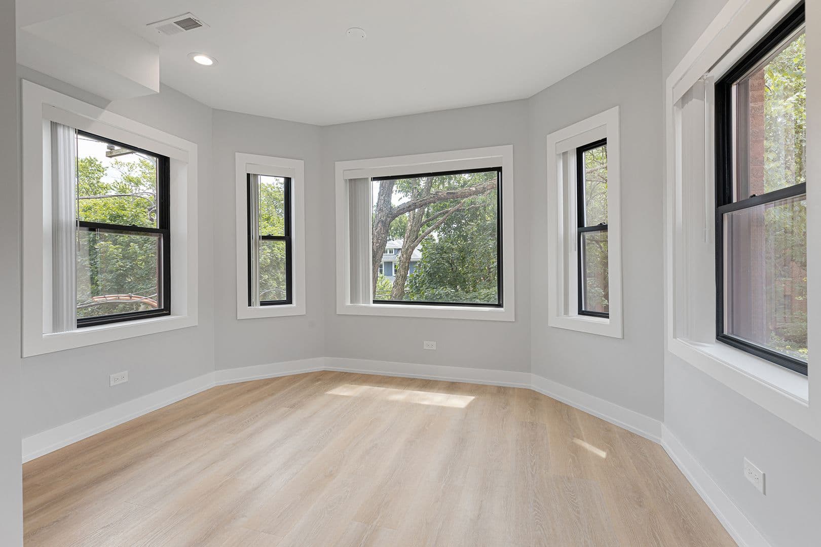 Chicago Apartment: 1548-1558.5 W Juneway