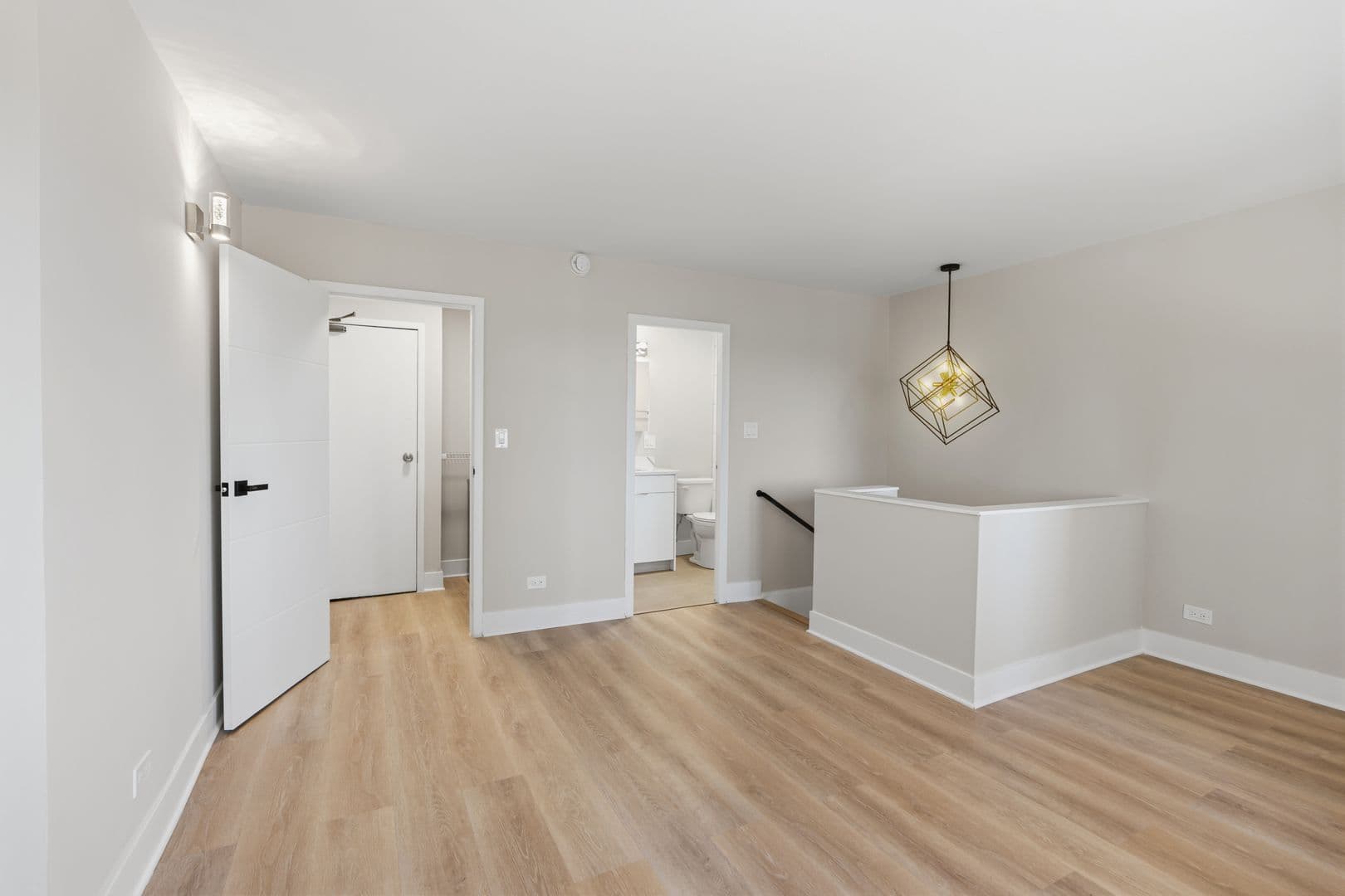 Chicago Apartment: 6166 N Sheridan Rd