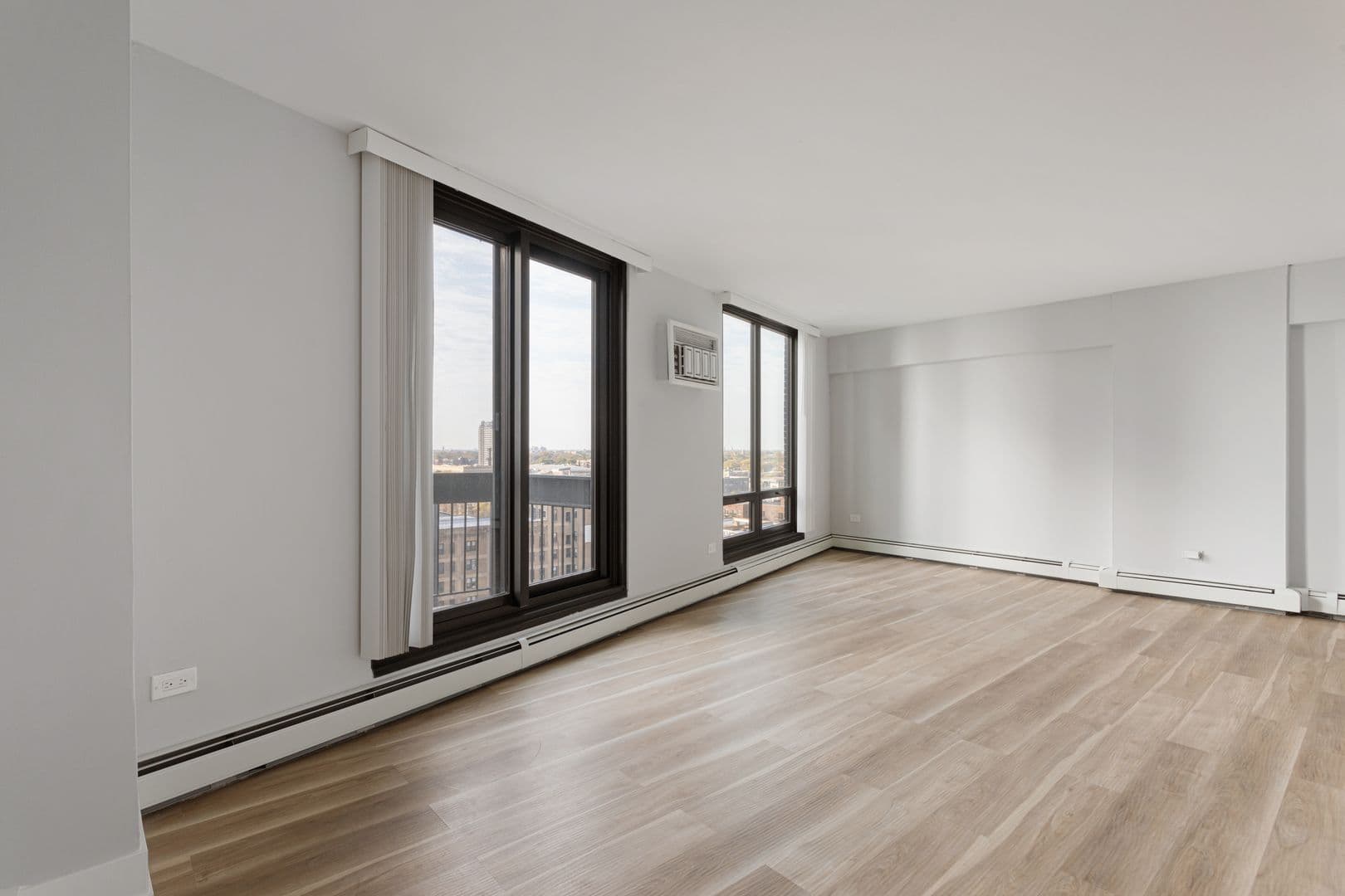 Chicago Apartment: 6166 N Sheridan Rd
