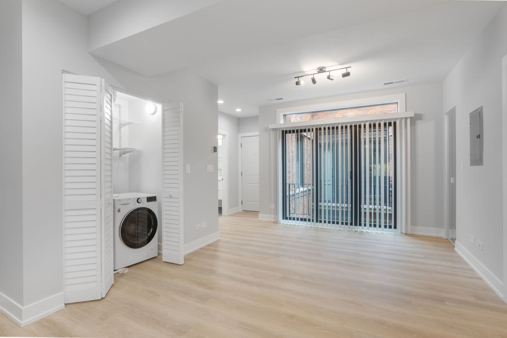 Chicago Apartment: 1548-1558.5 W Juneway