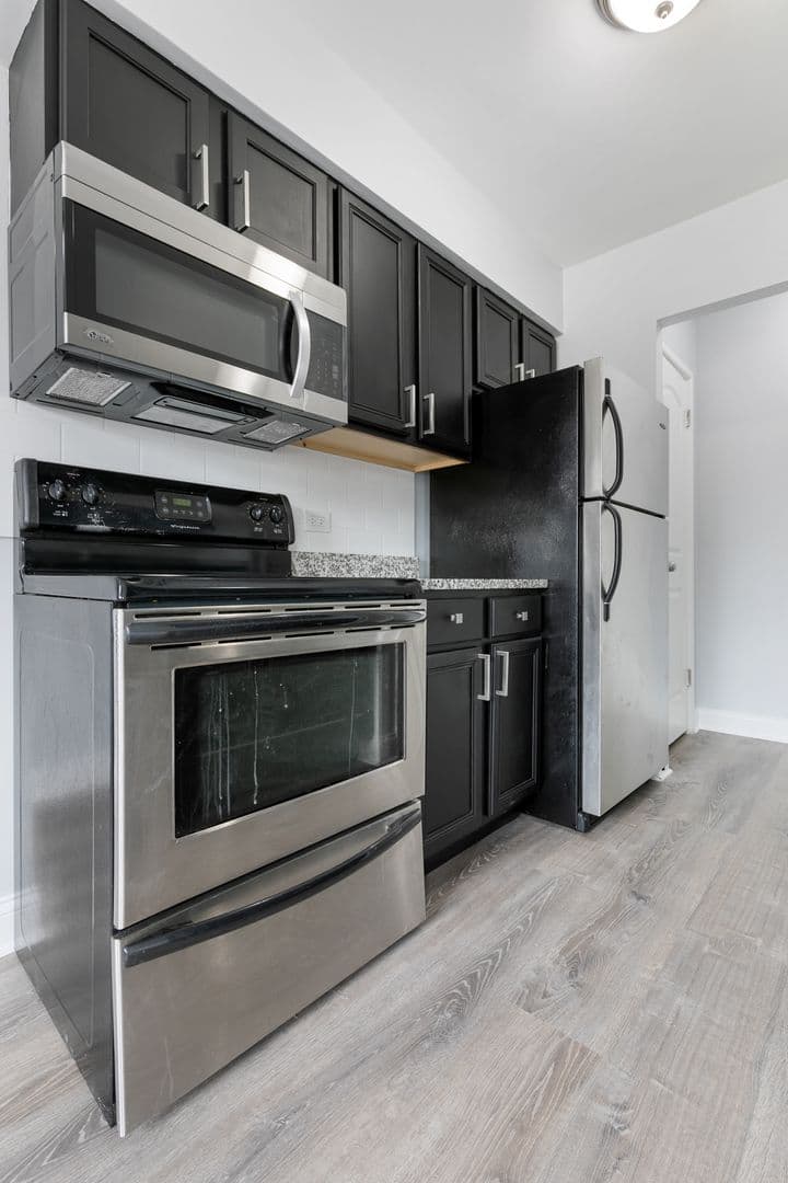 Chicago Apartment: 6826 N Ridge Blvd