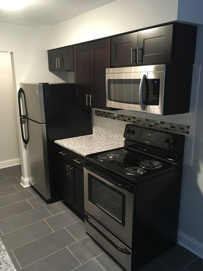 Chicago Apartment: 6826 N Ridge Blvd