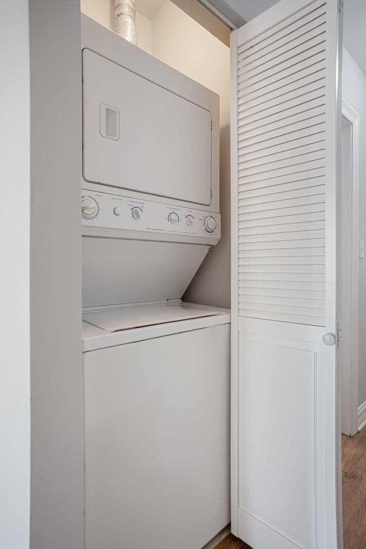 Chicago Apartment: 7320-30 N Damen Ave