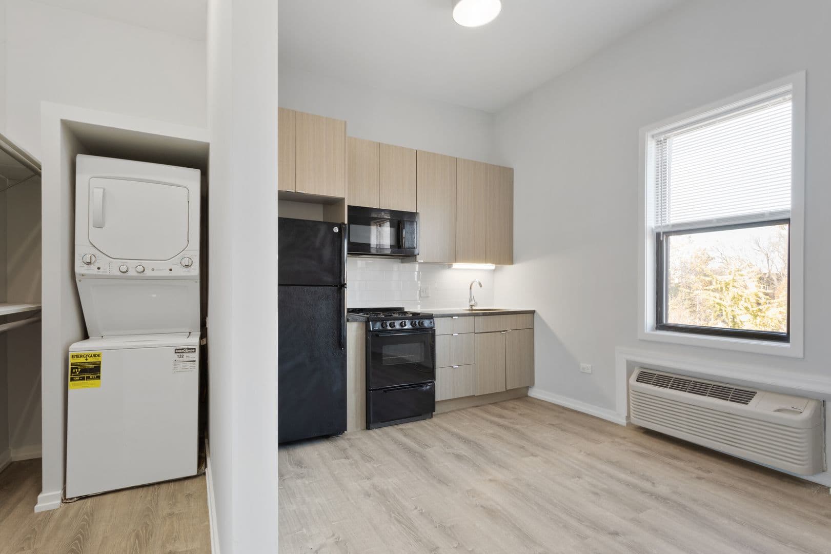 Chicago Apartment: 4875 N Magnolia Ave
