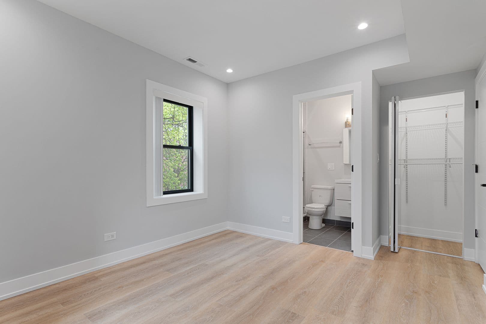 Chicago Apartment: 1548-1558.5 W Juneway
