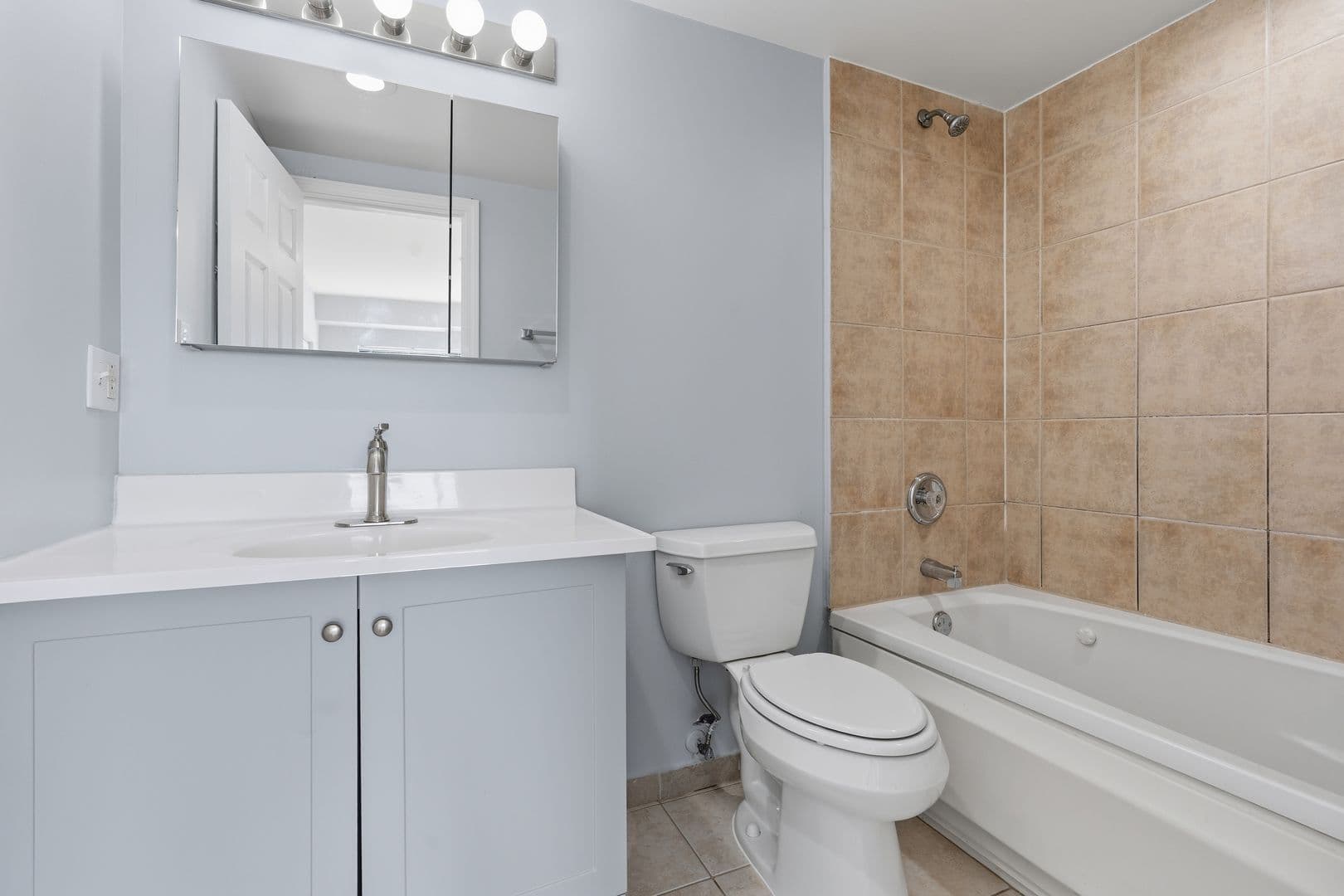 Chicago Apartment: 2451 W Howard Street