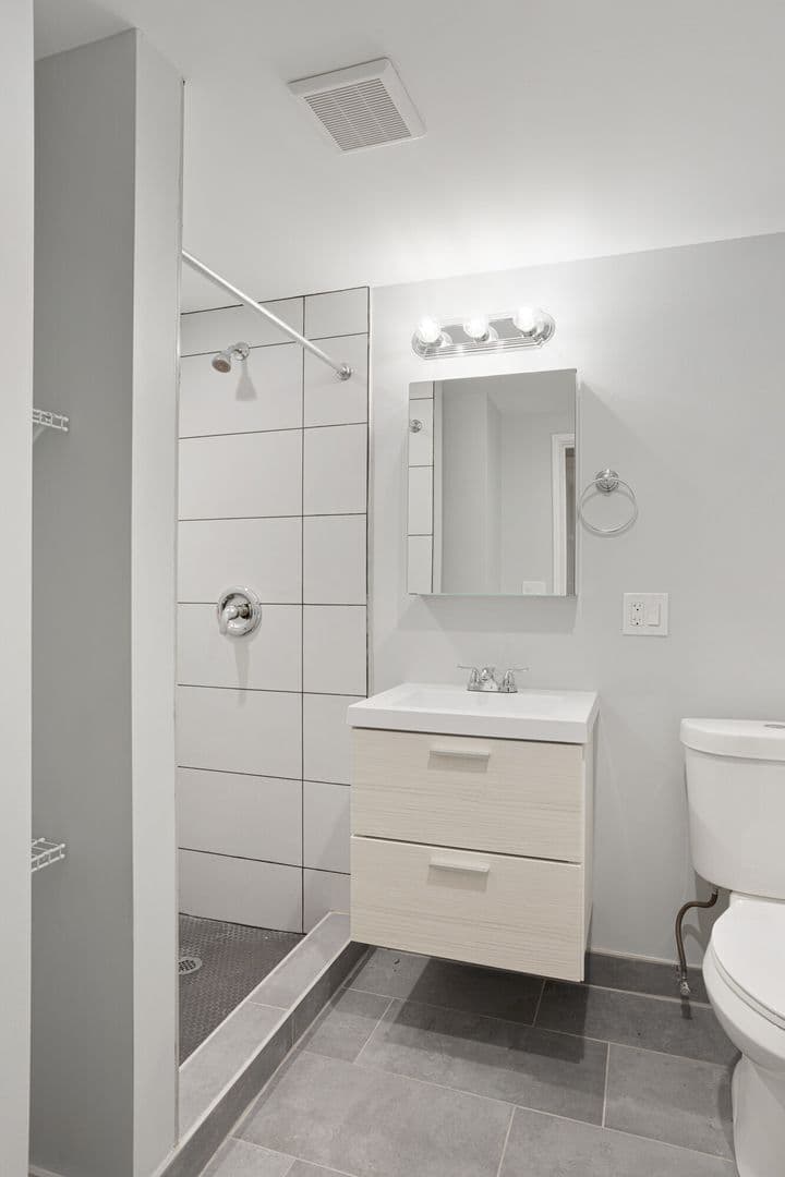 Chicago Apartment: 7606 N Eastlake Ter