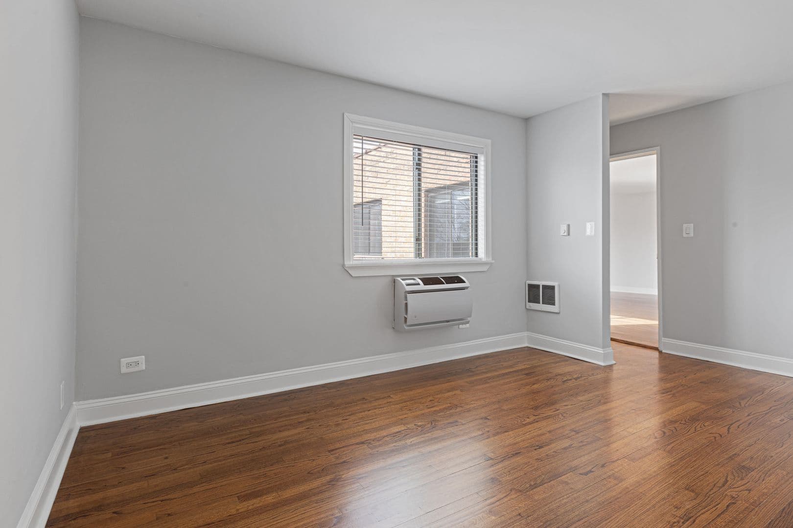 Chicago Apartment: 7545 N Winchester Avenue
