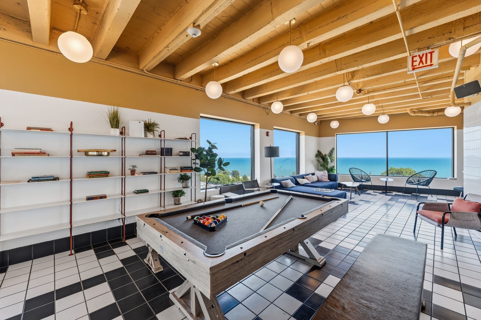 Chicago Apartment: 6807 N Sheridan Road