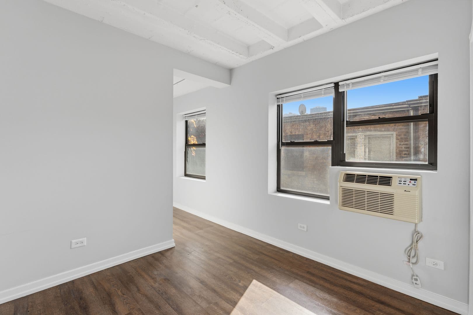 Chicago Apartment: 5718 N Winthrop Avenue