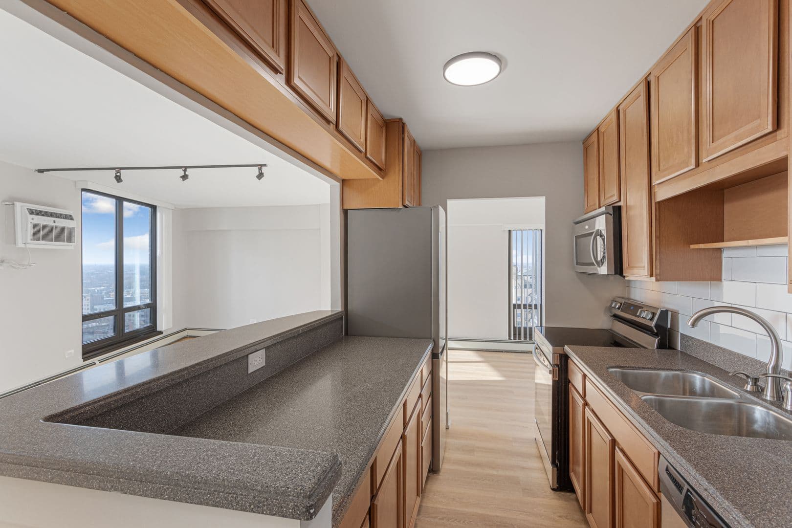 Chicago Apartment: 6166 N Sheridan Rd