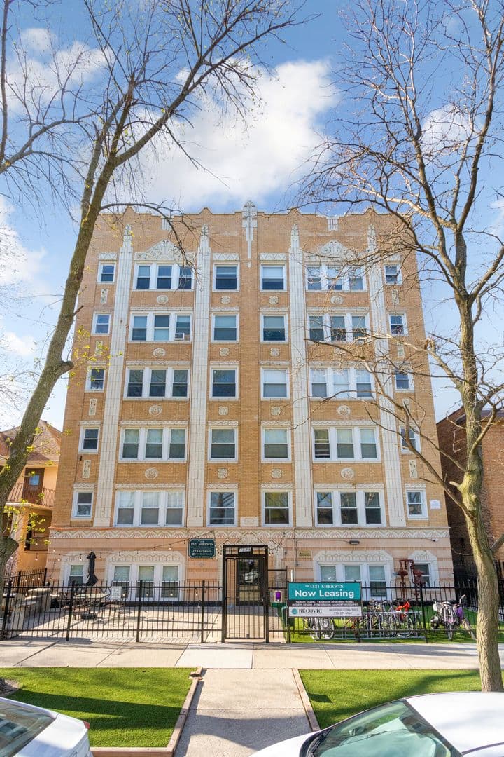 Chicago Apartment: 1521 W Sherwin Ave