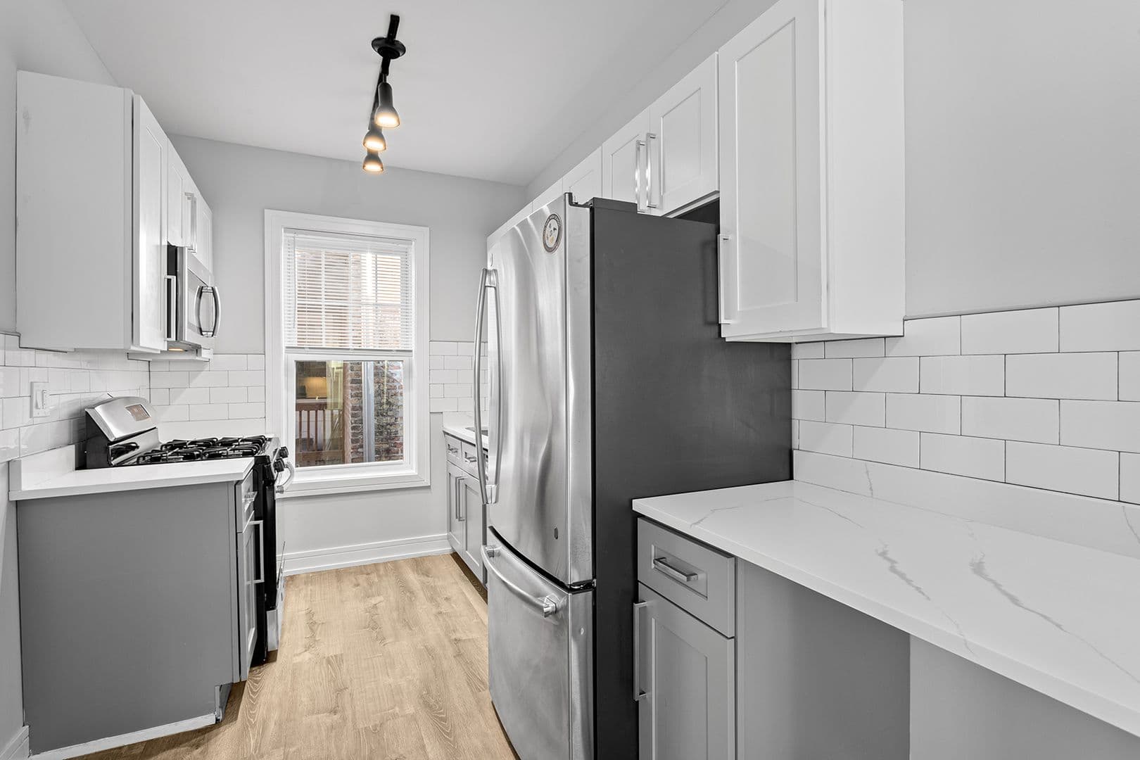 Chicago Apartment: 1902-1908 W Morse Ave