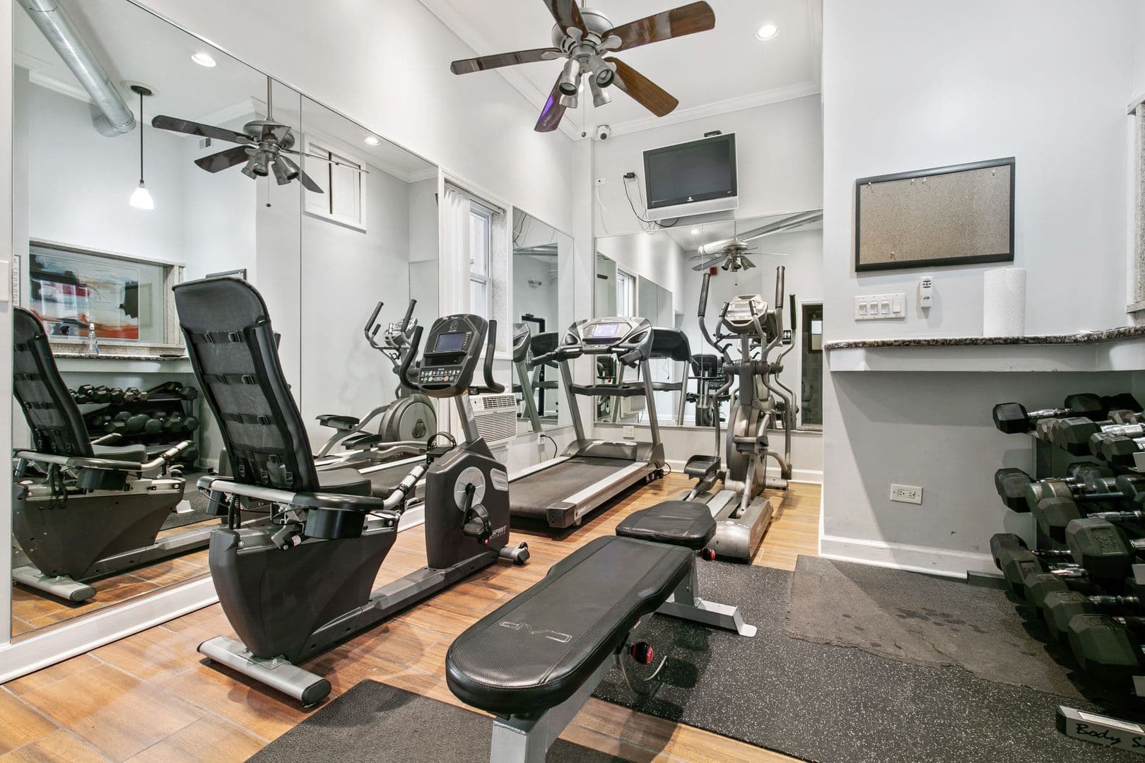 Chicago Apartment: 4520 N Clarendon Ave