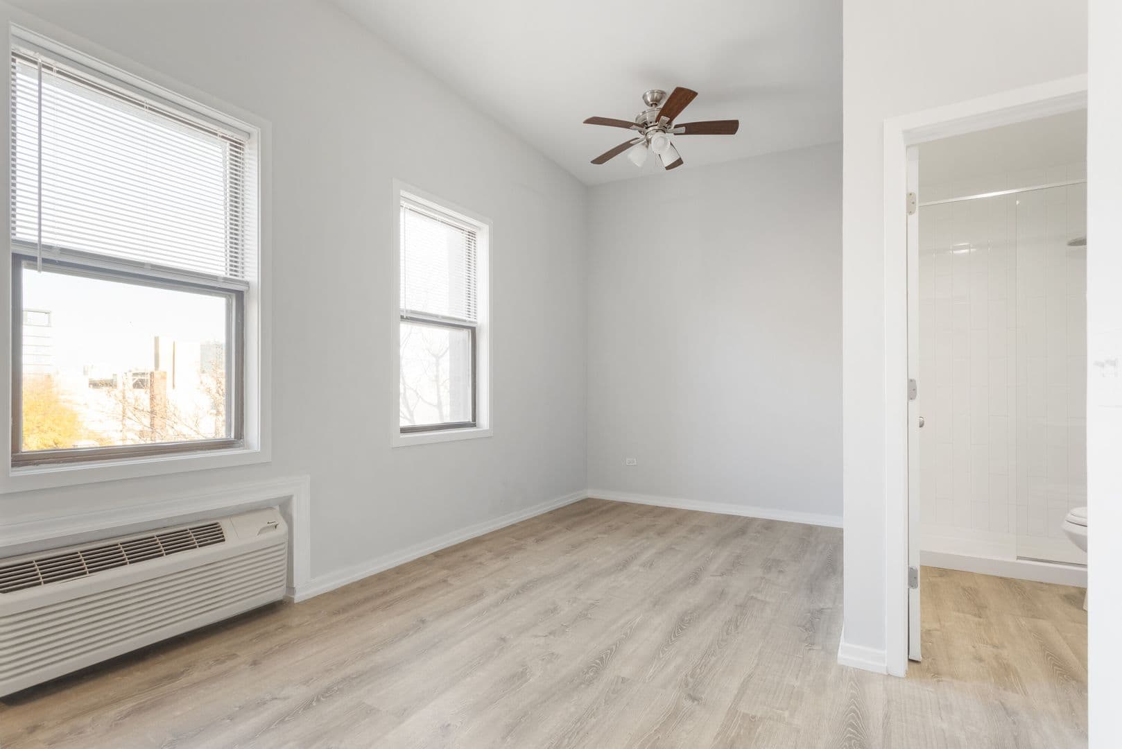 Chicago Apartment: 4875 N Magnolia Ave