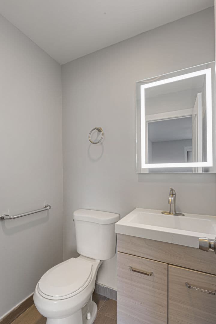 Chicago Apartment: 7545 N Winchester Avenue