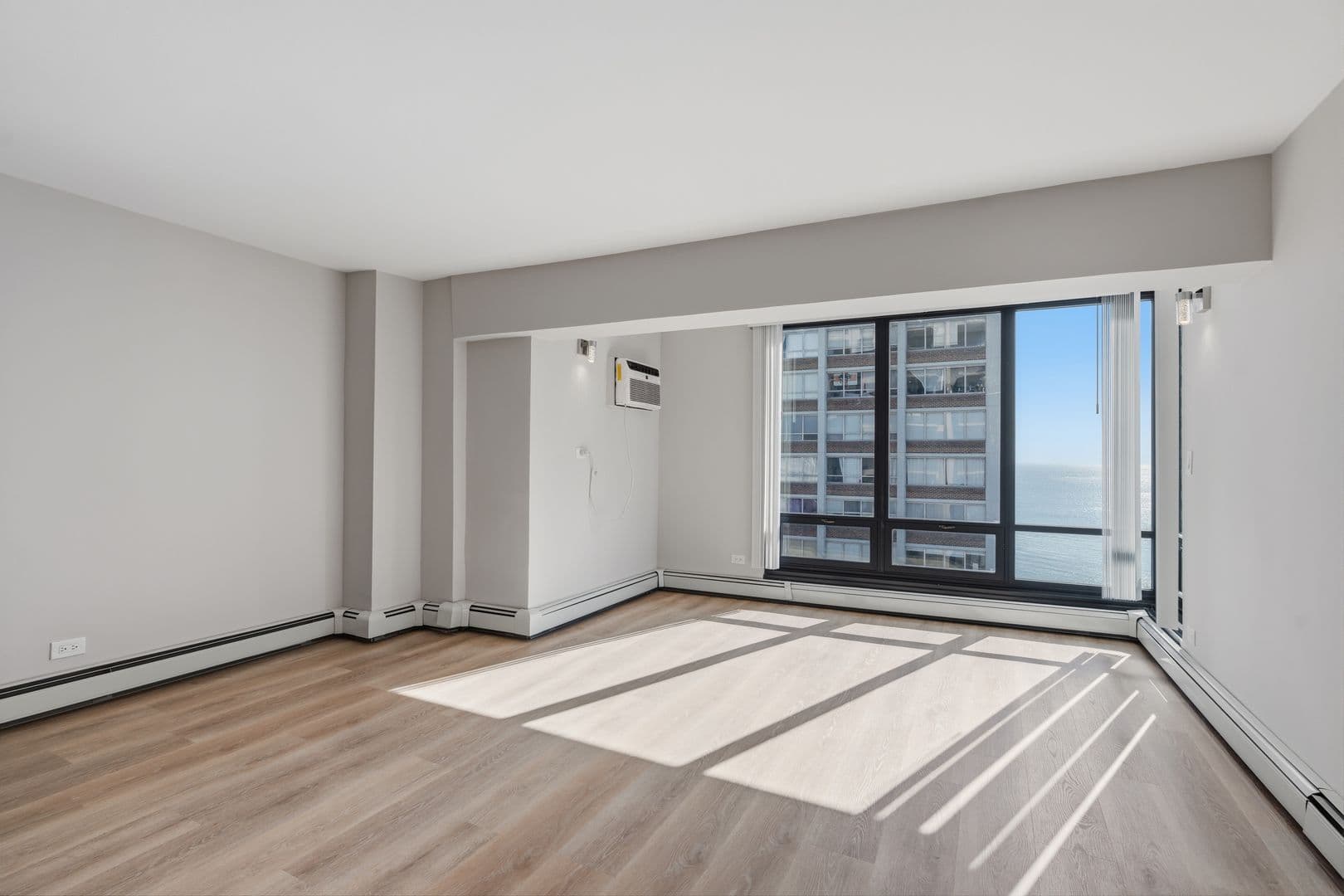 Chicago Apartment: 6166 N Sheridan Rd
