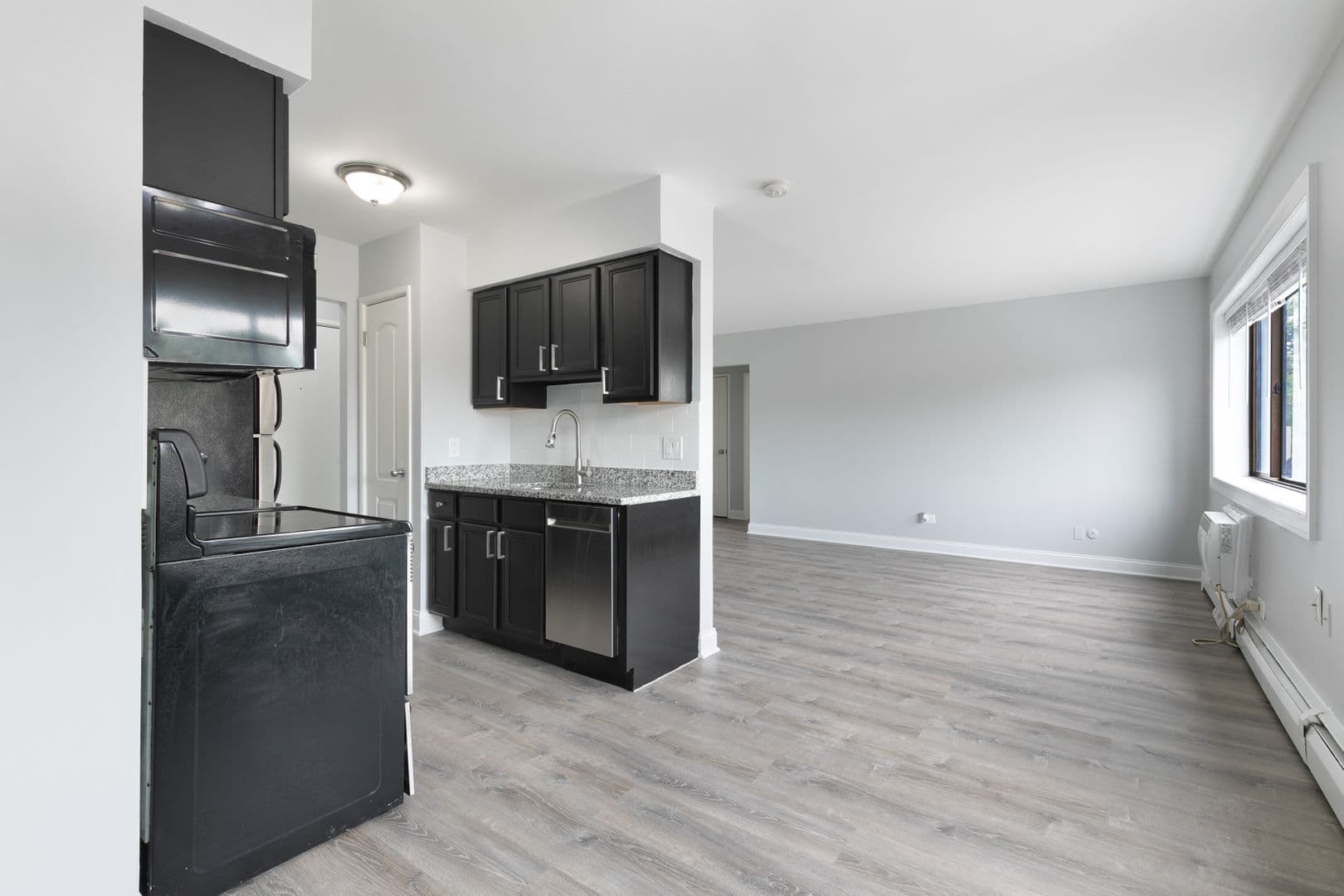 Chicago Apartment: 6826 N Ridge Blvd