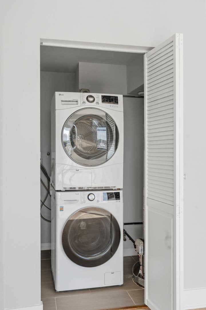 Chicago Apartment: 2451 W Howard Street