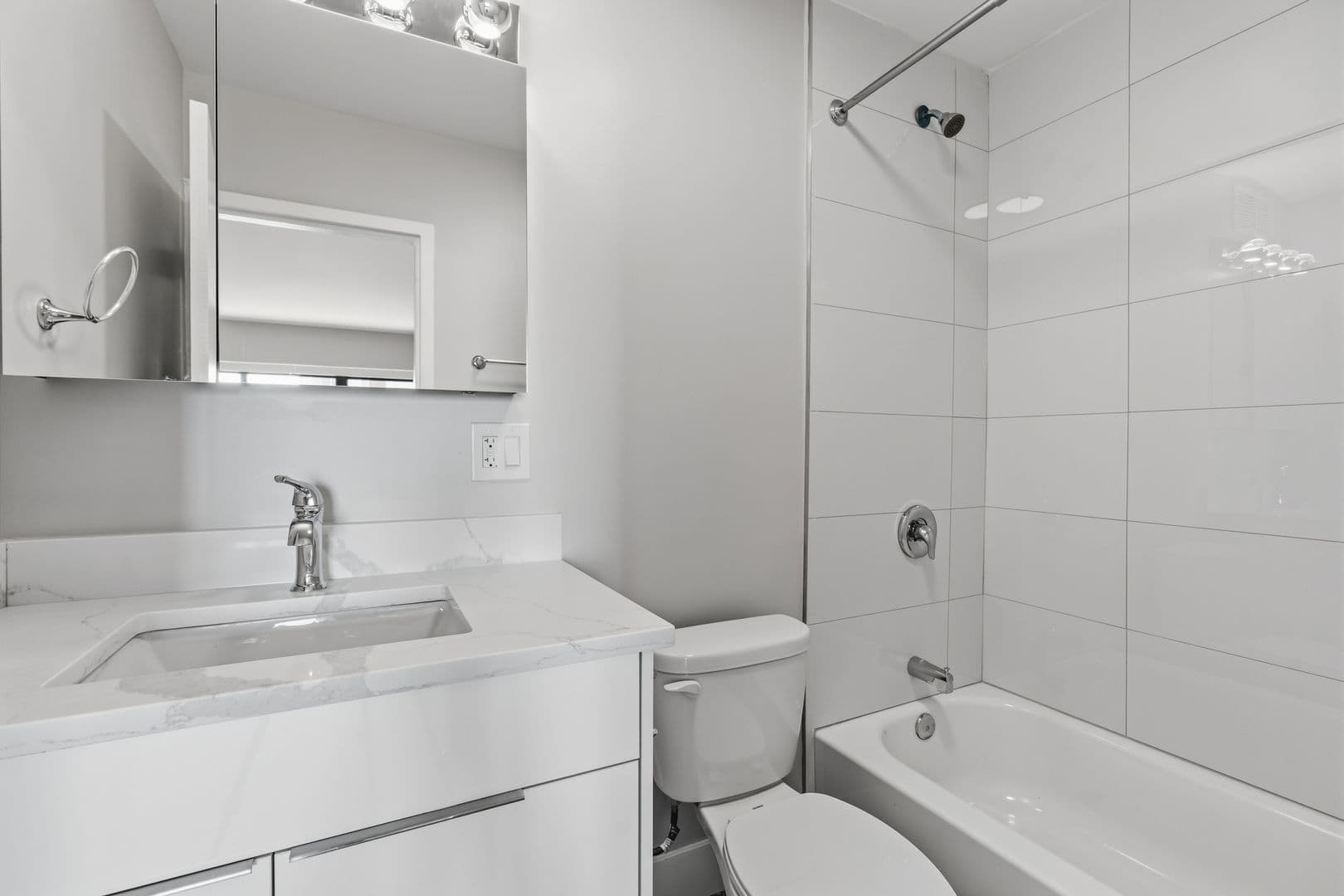 Chicago Apartment: 6166 N Sheridan Rd