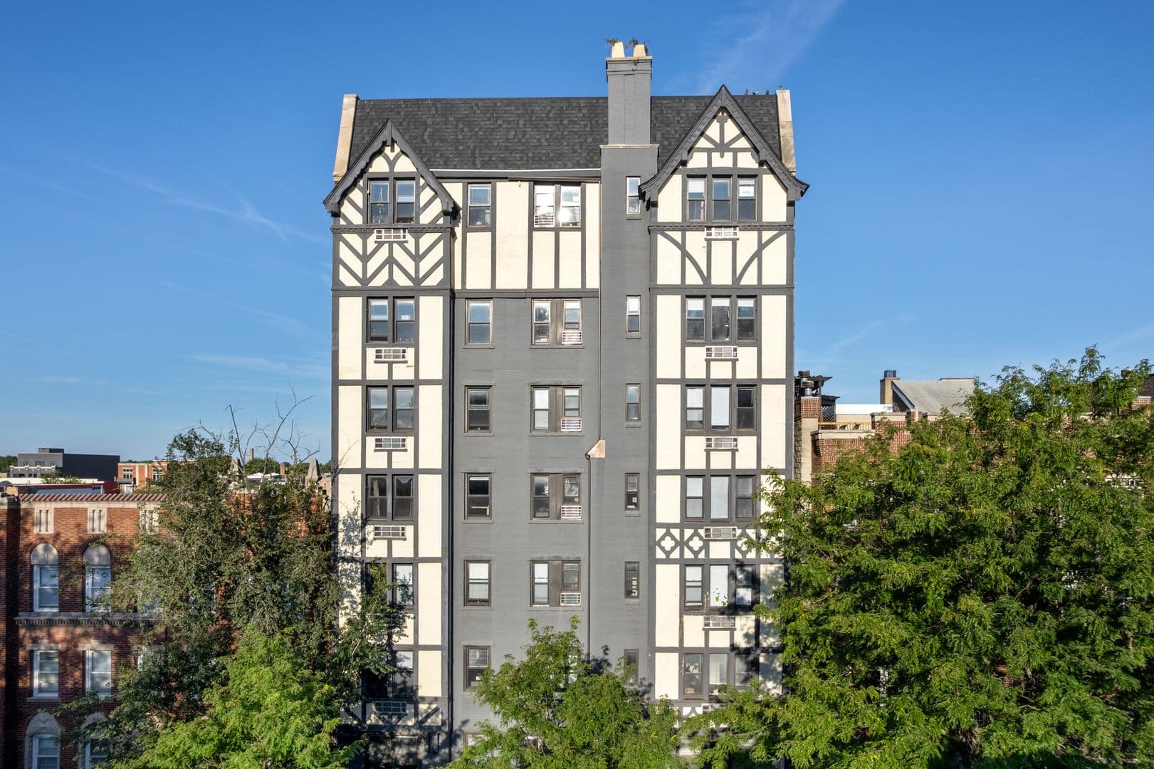 Chicago Apartment: 5718 N Winthrop Avenue