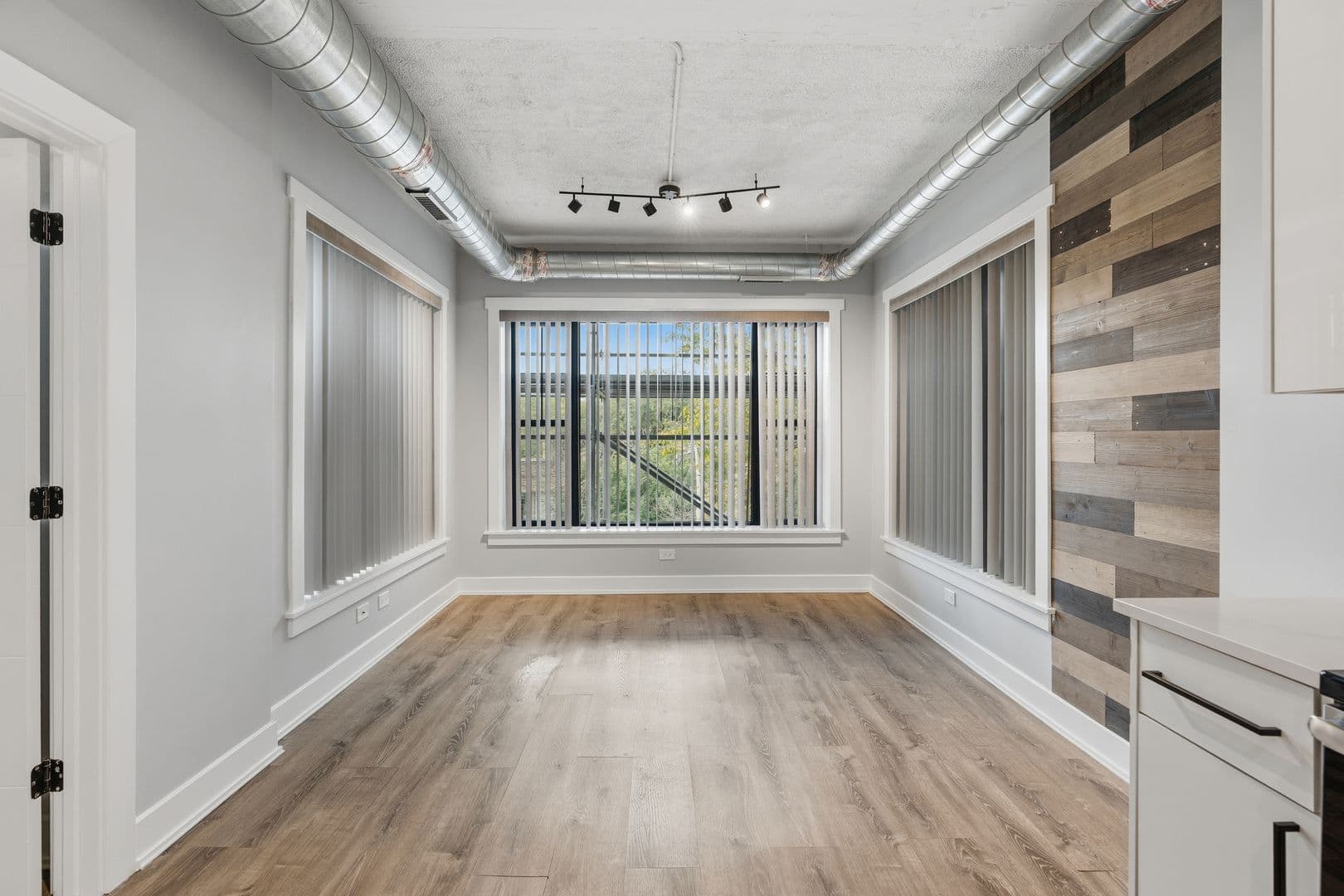 Chicago Apartment: 7645 N Sheridan Rd