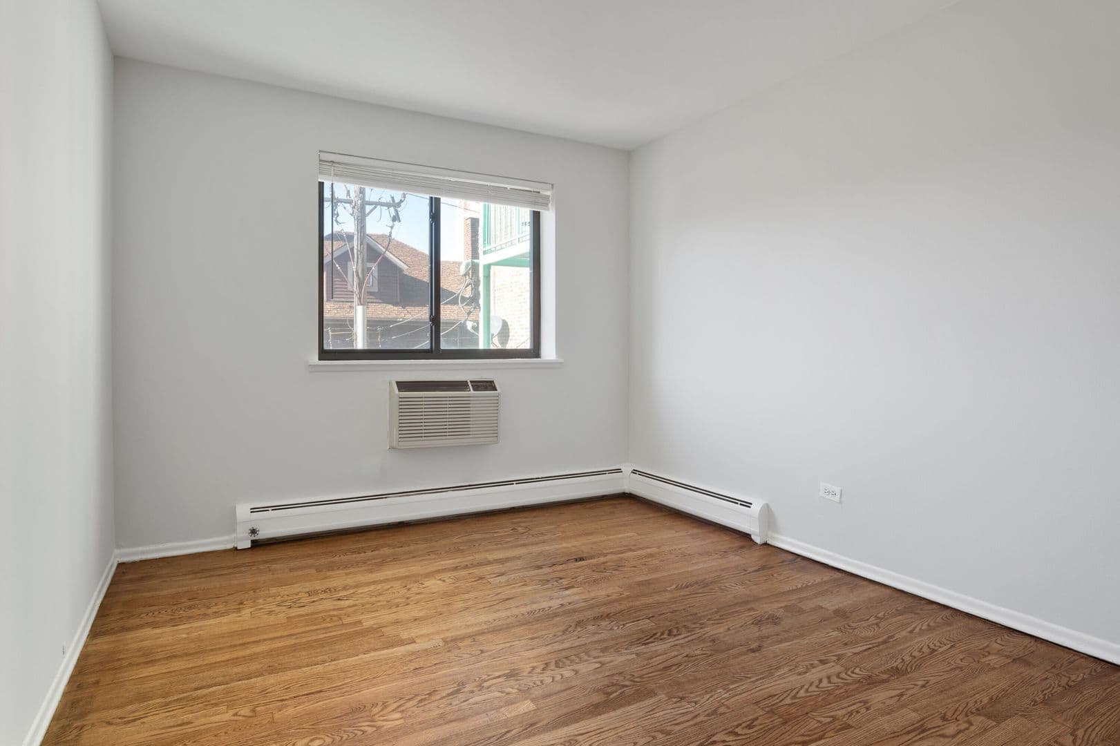 Chicago Apartment: 6758 N. Sheridan Rd.