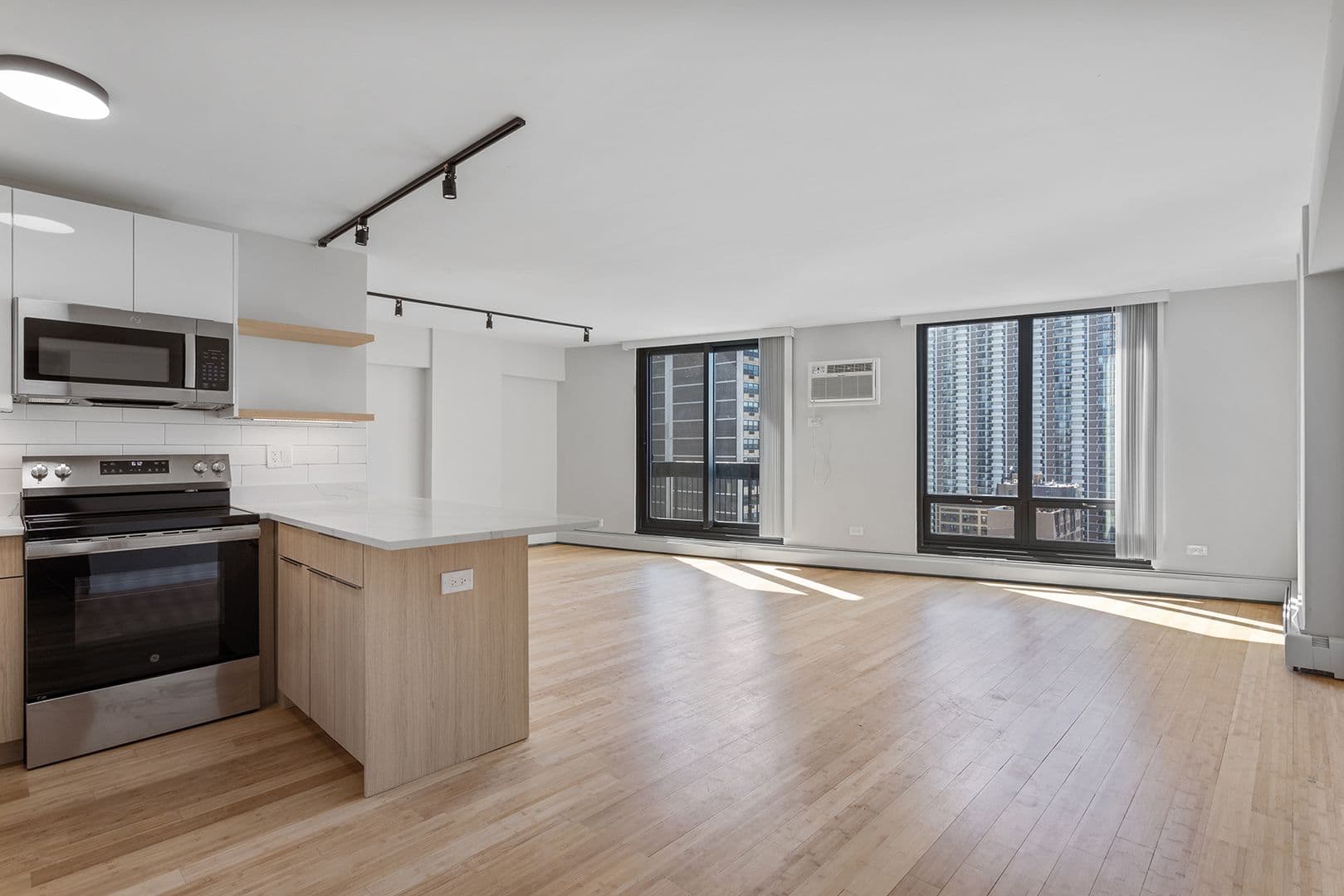 Chicago Apartment: 6166 N Sheridan Rd