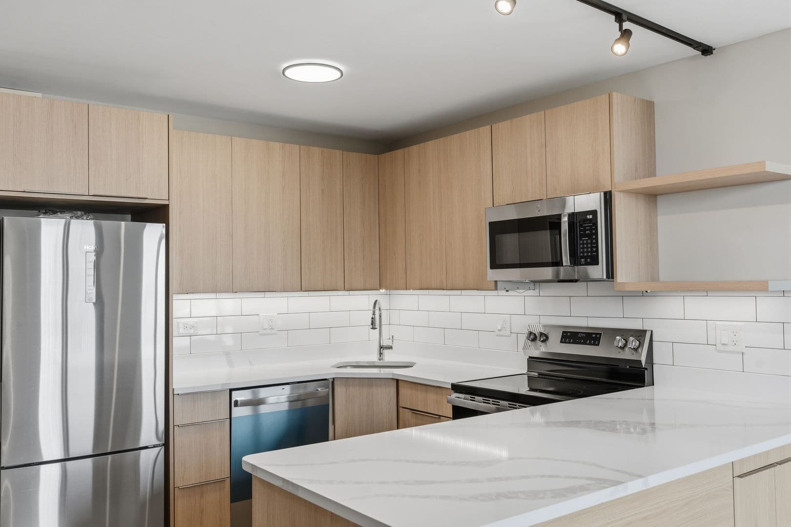 Chicago Apartment: 6166 N Sheridan Rd