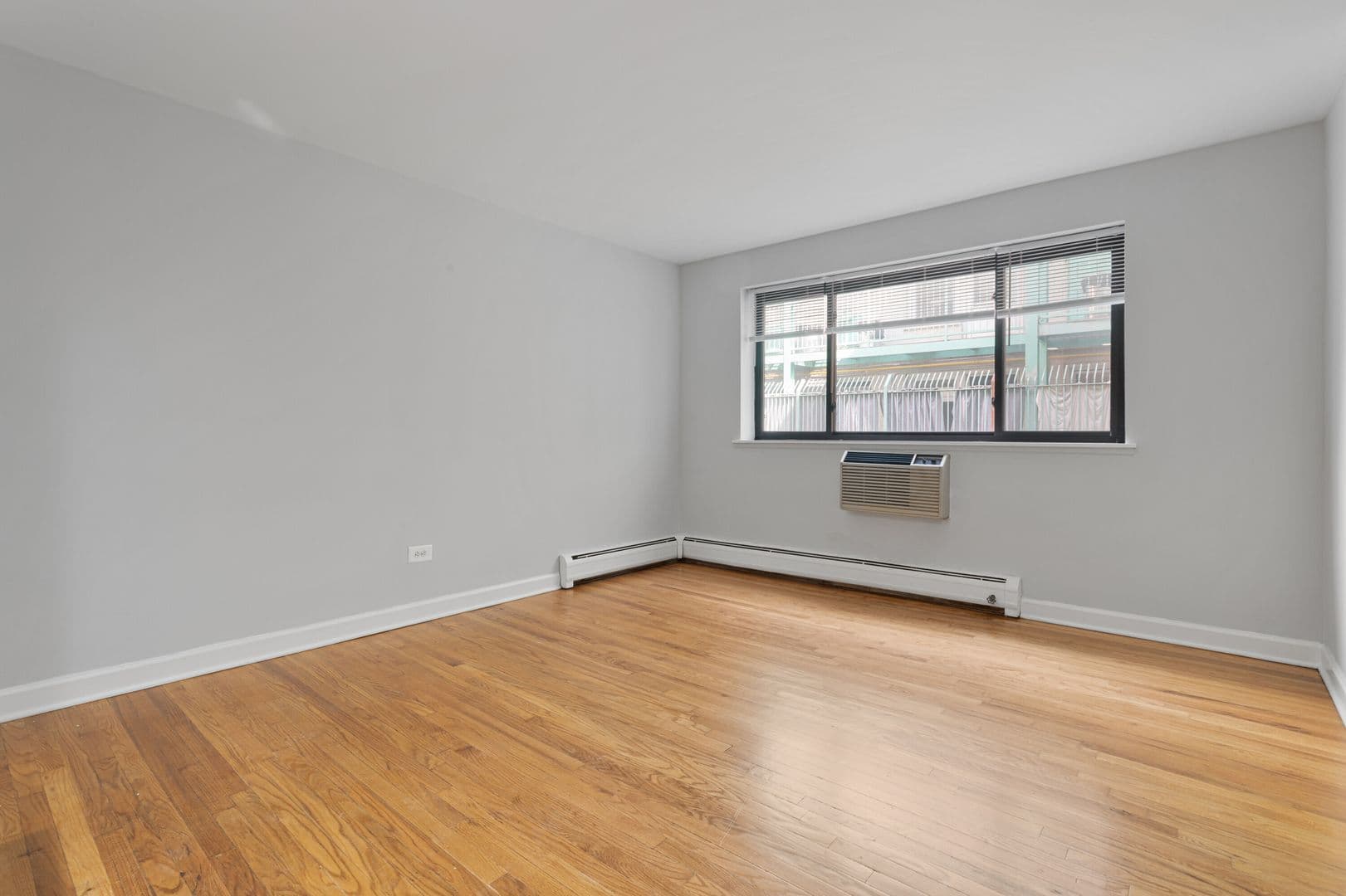 Chicago Apartment: 6758 N. Sheridan Rd.