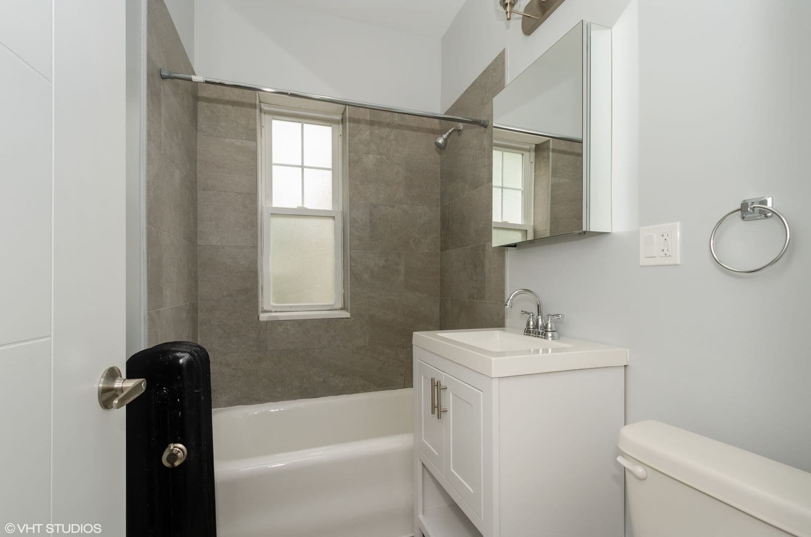 Chicago Apartment: 1902-1908 W Morse Ave