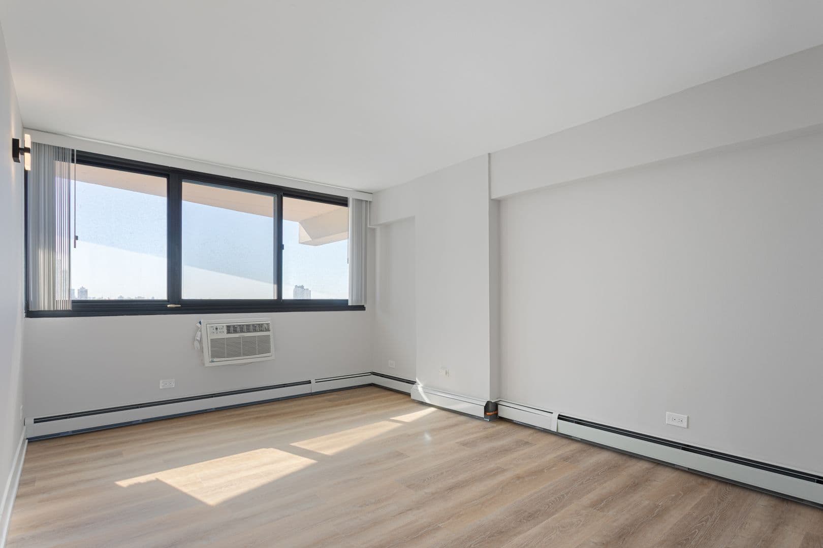 Chicago Apartment: 6166 N Sheridan Rd