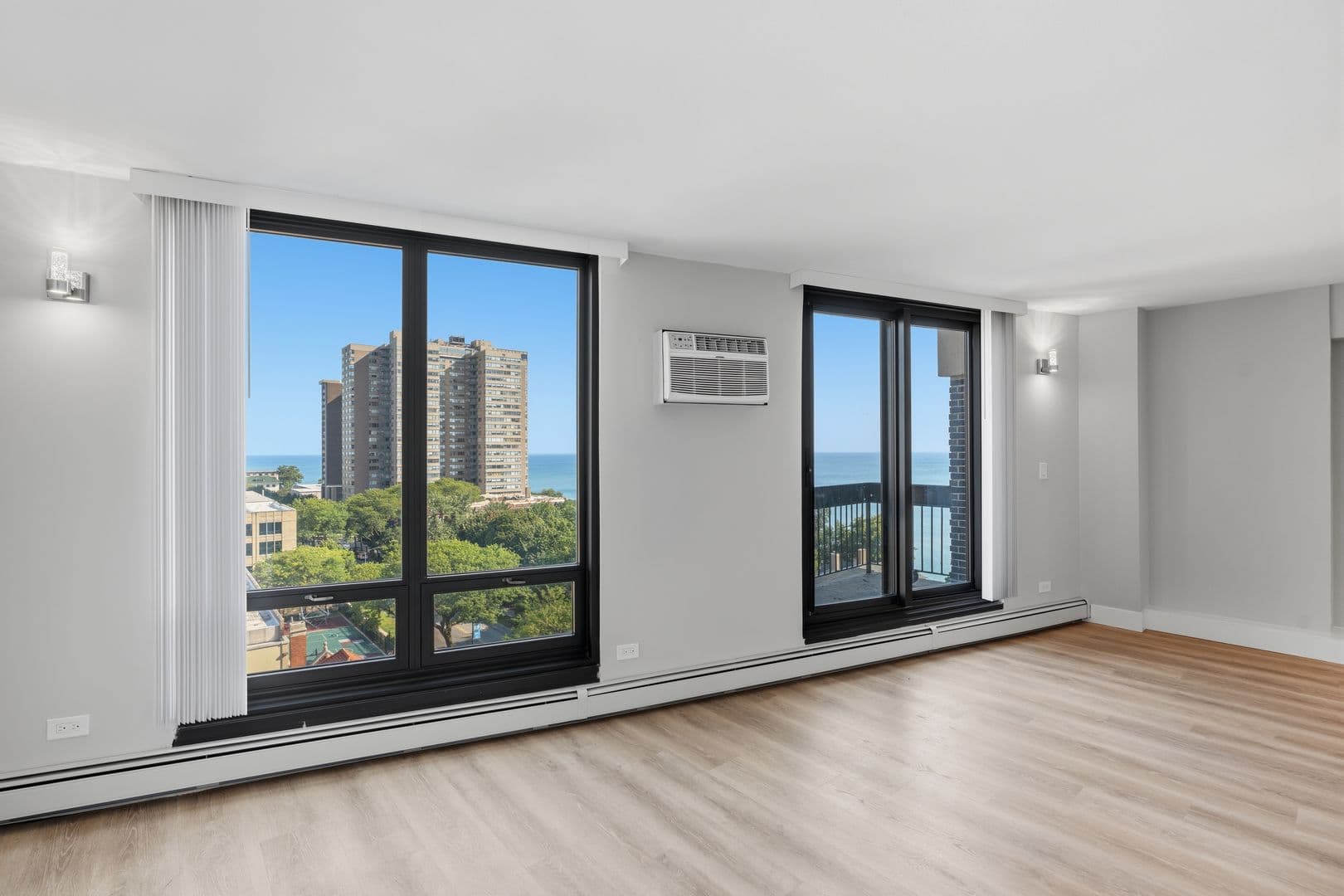 Chicago Apartment: 6166 N Sheridan Rd