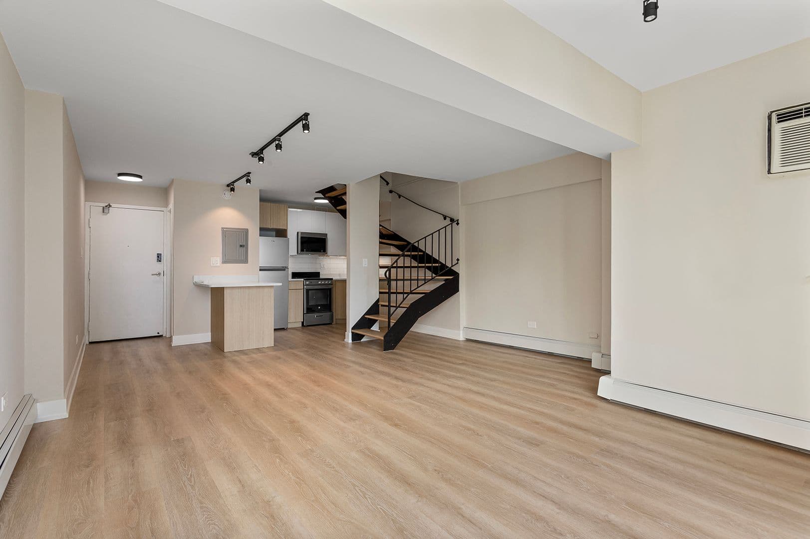 Chicago Apartment: 6166 N Sheridan Rd