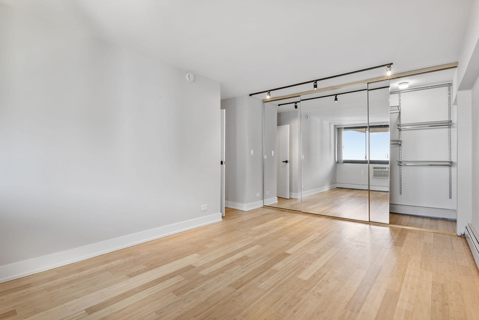 Chicago Apartment: 6166 N Sheridan Rd