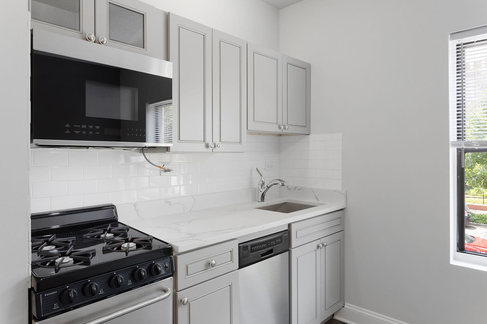 Chicago Apartment: 4555 N Malden St