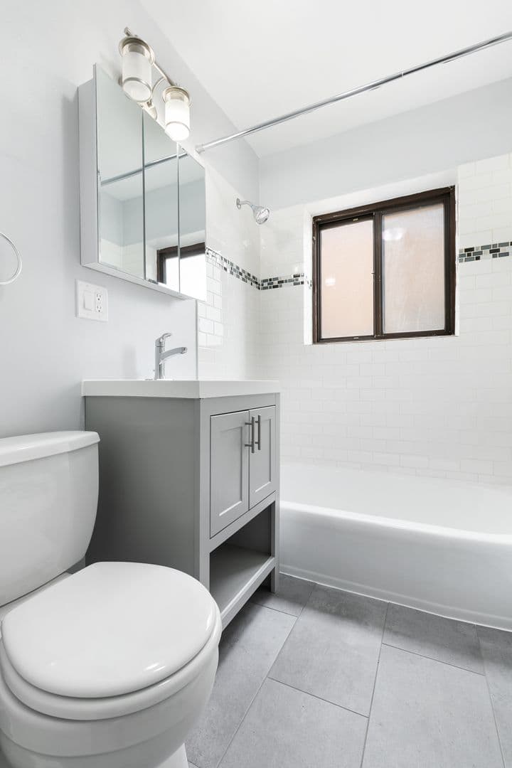 Chicago Apartment: 6826 N Ridge Blvd