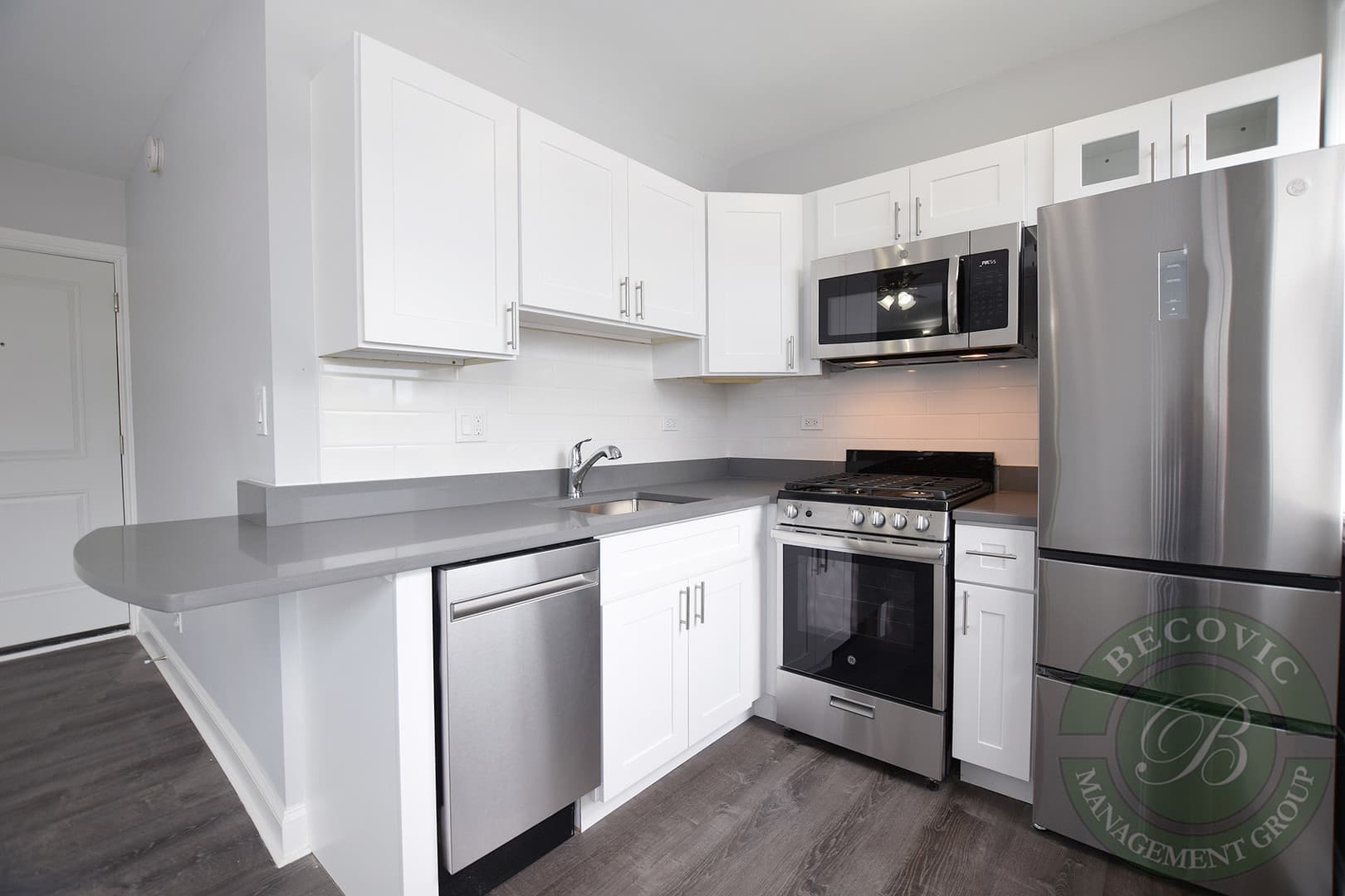 Chicago Apartment: 1521 W Sherwin Ave