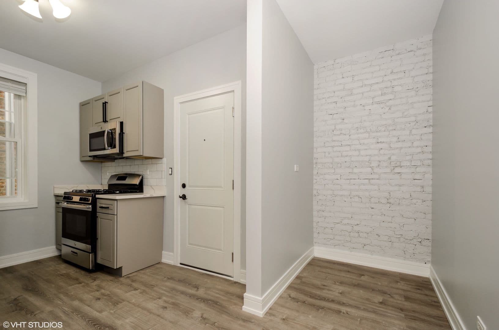Chicago Apartment: 1902-1908 W Morse Ave