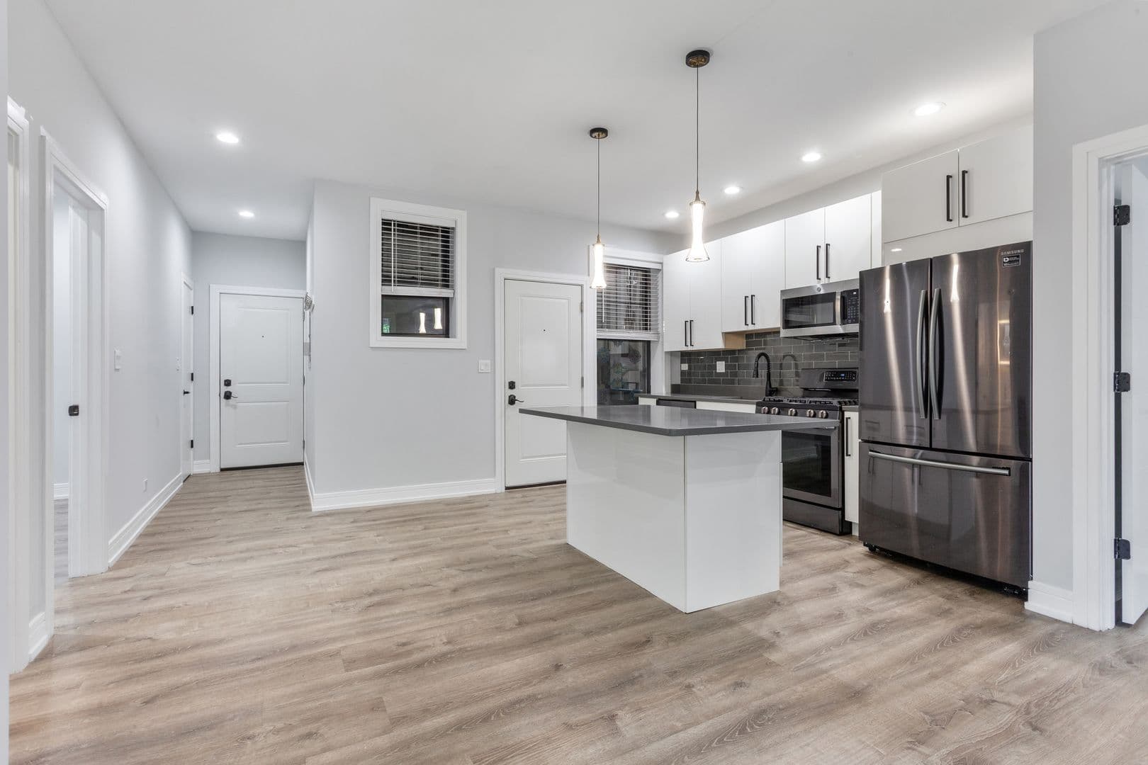 Chicago Apartment: 6100-6118 N Winthrop Ave