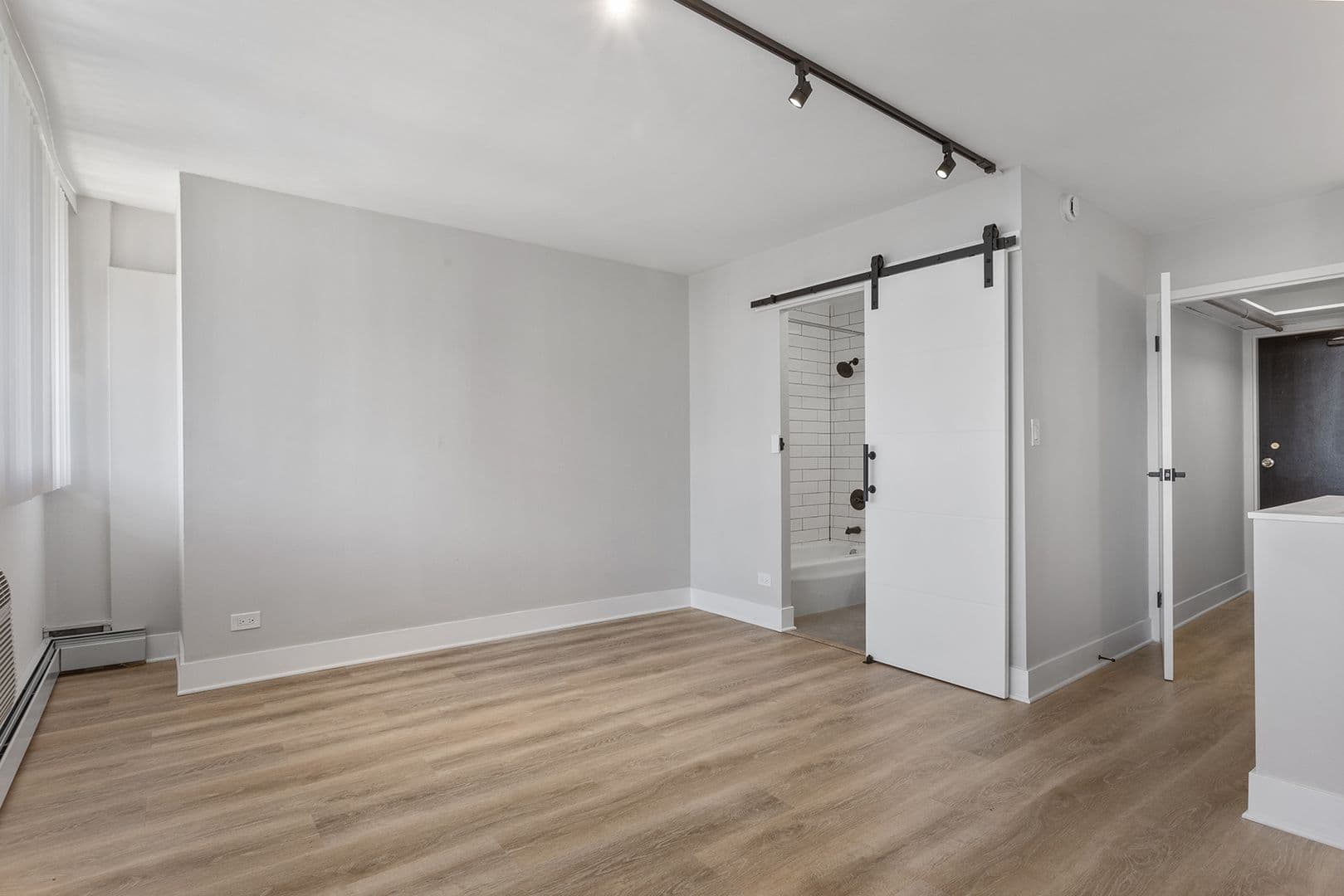 Chicago Apartment: 6166 N Sheridan Rd
