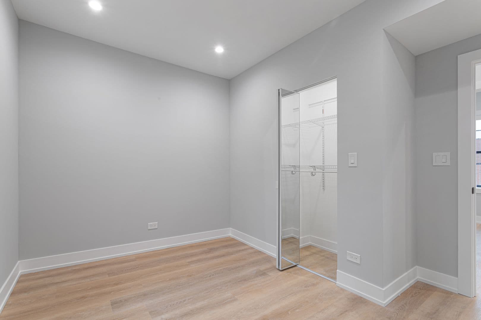 Chicago Apartment: 1548-1558.5 W Juneway