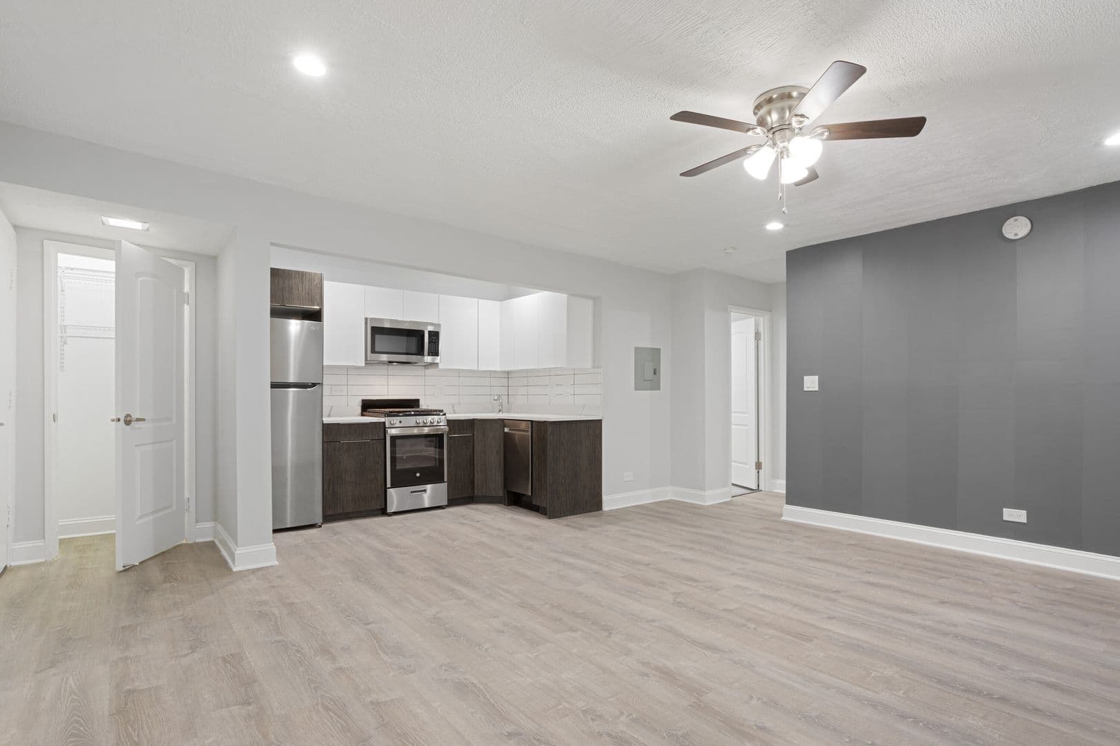 Chicago Apartment: 7606 N Eastlake Ter