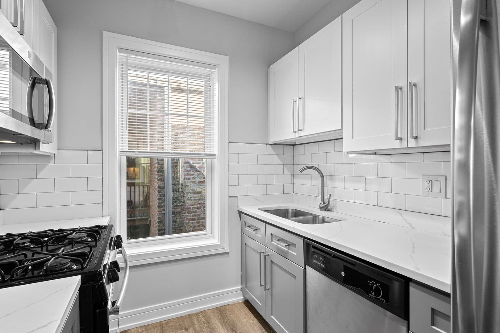 Chicago Apartment: 1902-1908 W Morse Ave