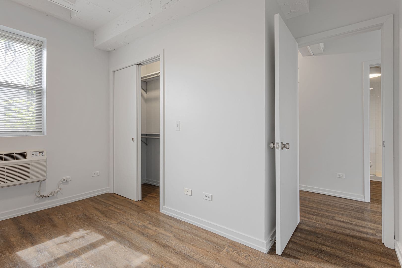 Chicago Apartment: 5718 N Winthrop Avenue