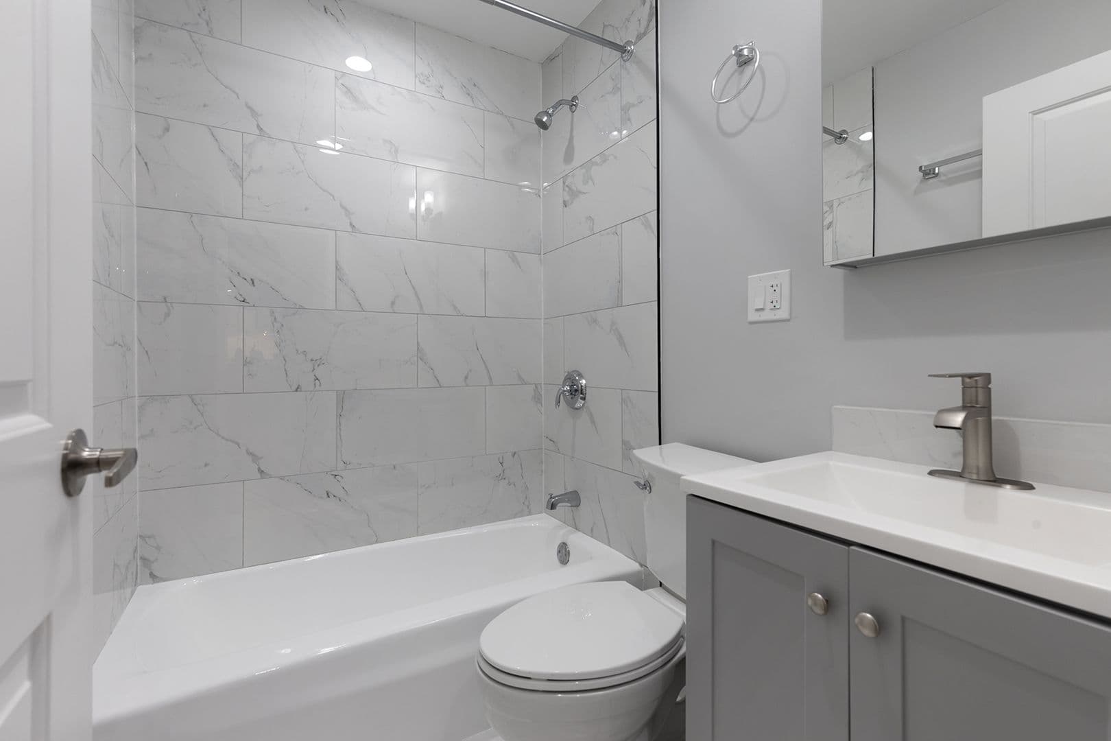 Chicago Apartment: 6758 N. Sheridan Rd.