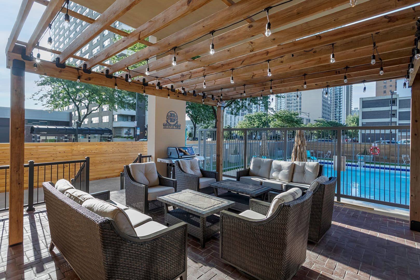 Chicago Apartment: 6166 N Sheridan Rd