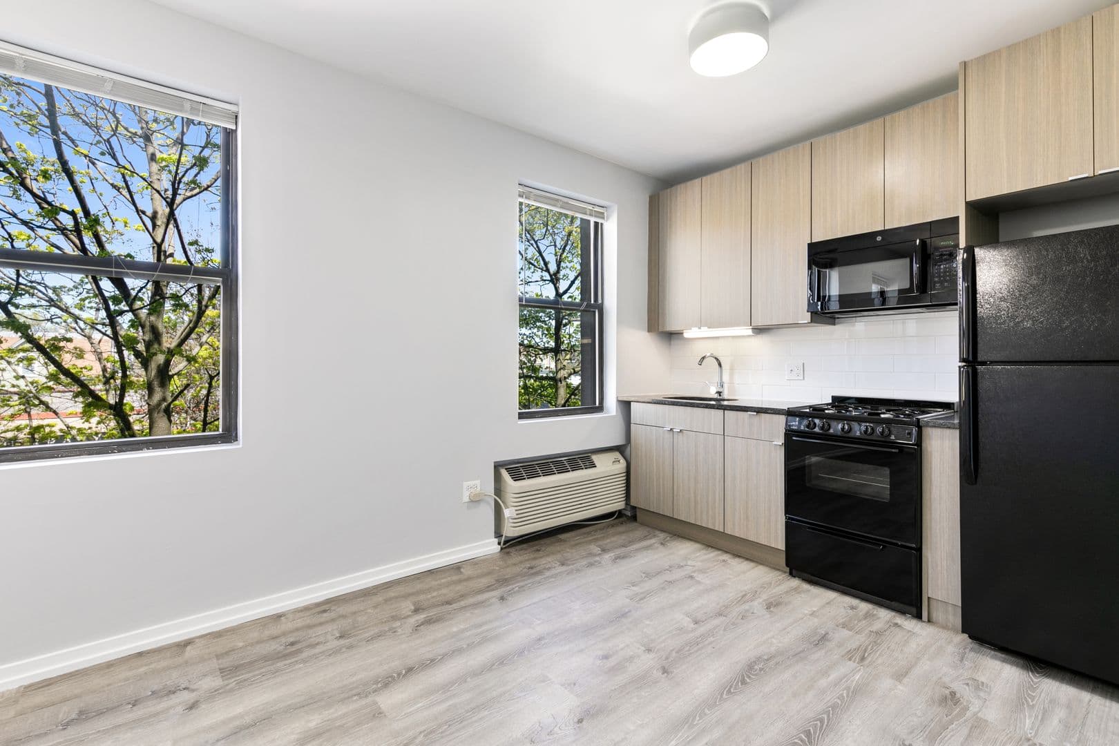 Chicago Apartment: 4875 N Magnolia Ave